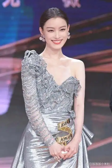 倪妮出道之前是南京传媒学院的一名大学生,上大二时遇见了张艺谋,从此