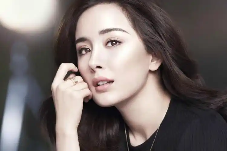 四海八荒第一美女杨幂可算是娱乐圈里高颜值高智商高情商的代表了,各