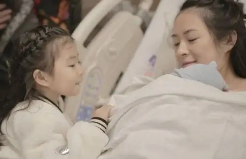 章子怡高龄生二胎,晒照片容貌大变,发际线上移可见头皮