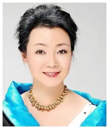 被丈夫8块钱哄走恩爱34年,只生1女的萨日娜,为何被上万人喊娘?