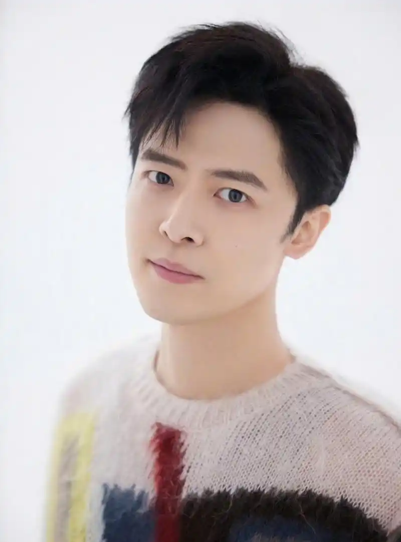 付辛博出道16周年晒帅照营业,当了爸爸还是清清爽爽大男生形象,颜值挺