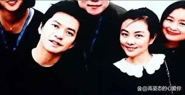 李健开演唱会妻子现身陪同,下楼梯紧牵手,孟小蓓胖30斤变圆润了