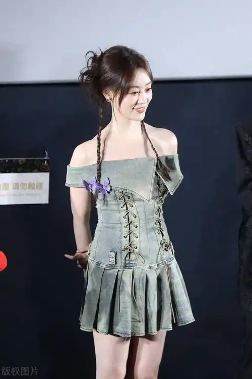 祝绪丹出席电视剧烈焰抖音追剧团活动一字肩短裙甜美俏皮
