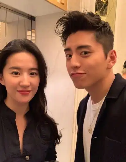 王大陆刘亦菲合影两人私下关系应该不错