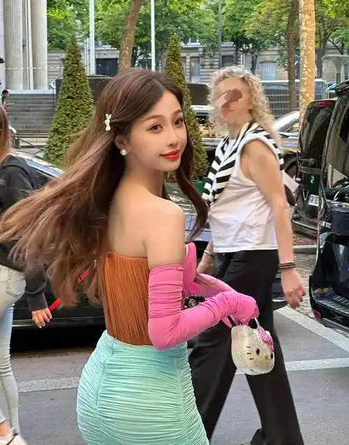 虞书欣一袭马卡龙色连衣裙,俏皮又迷人,网友:太有人气了!