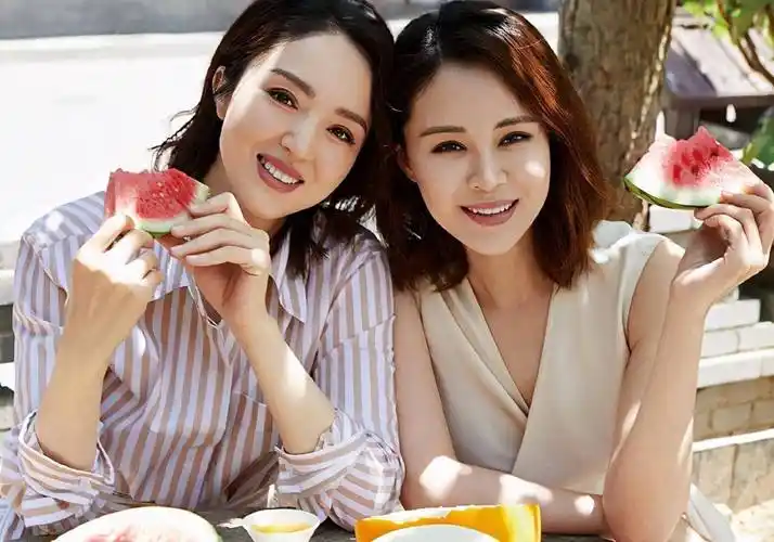 董璇41岁生日,闺蜜关悦晒吻照送祝福,网友却表示不理解_好朋友_友谊