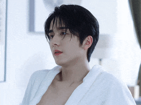 张新成晒出高难度卷腹动作八块腹肌太诱人