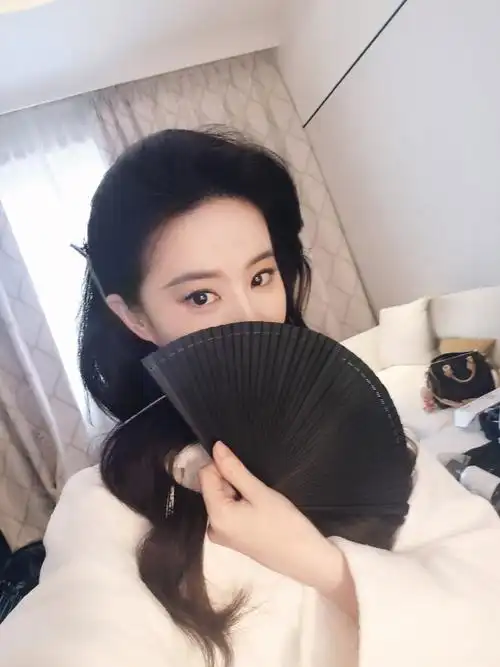 yifei_cc:7615    紧凑忙碌又快乐有趣的行程,感谢@刘亦菲带来