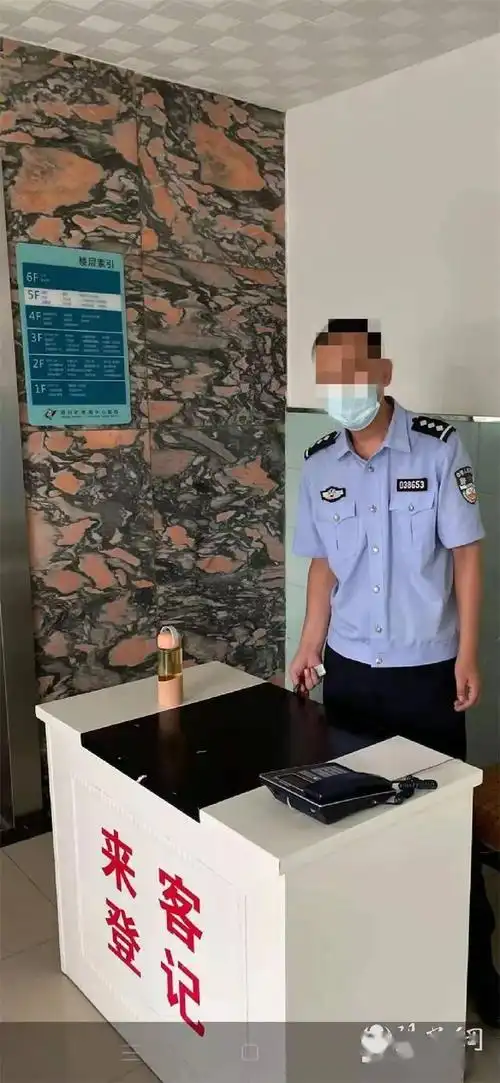 铜川一医院办公楼保安着警服值守警方介入调查