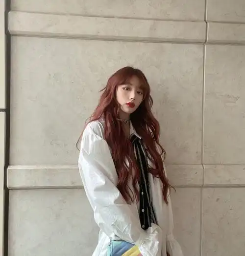 简介:孔雪儿甜美养眼生活照图片,分享一组孔雪儿图片给大家,图中的