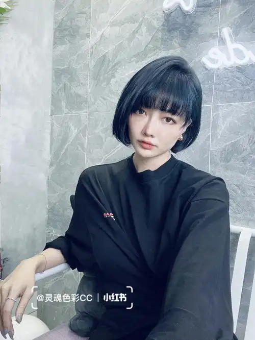 雾霾蓝黑色短发女生