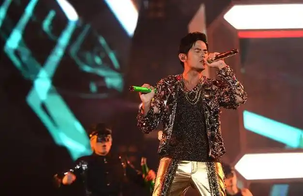 在演唱会的现场,周杰伦不仅呈现了一流的舞台效果,还与粉丝们积极互动