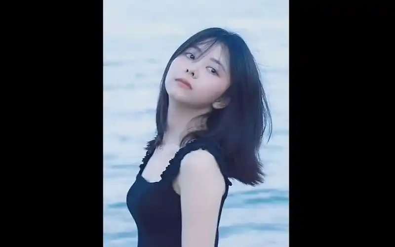 谭松韵海边治愈笑容