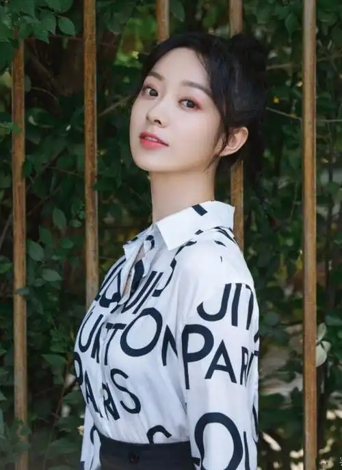 电视剧里面的女二号"王蕾"因为心机而上热搜,饰演她的女演员叫徐好