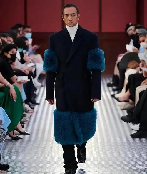 沪上这一晚胡兵白发压轴走秀惊艳全场赢麻了武大靖翘臀抢镜