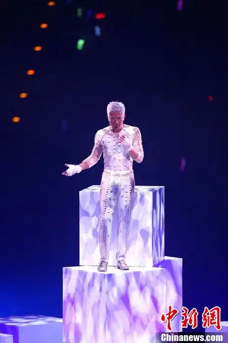 台北,"华人舞王"郭富城站上台北小巨蛋,为一连两天的《舞临盛宴演唱会