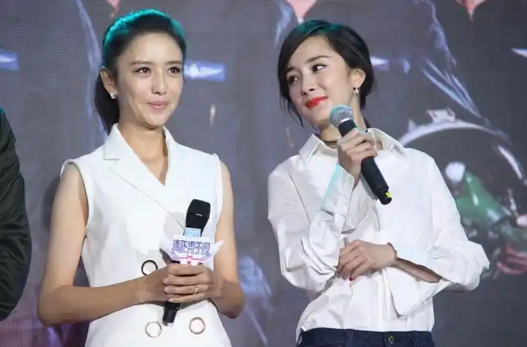 杨幂和佟丽娅军中相互鼓励,能挺下来都不容易