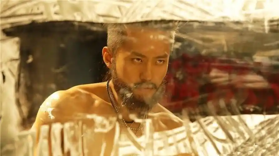 邓超《分手大师》个人剧照 大胡子造型图片