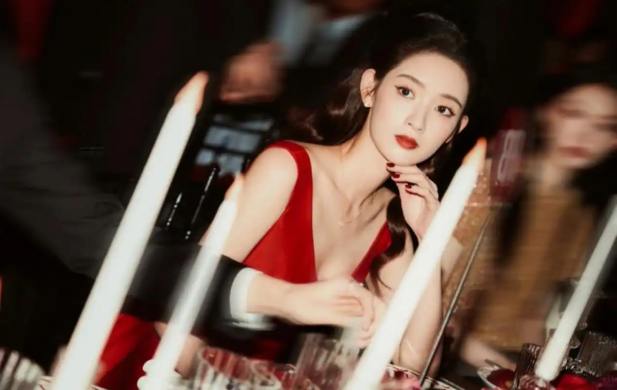 甜美少女#王玉雯# 身穿红色吊带裙,清纯唯美的容颜,白皙细嫩的肌肤