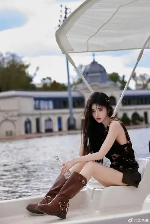 鞠婧祎美拉德风##鞠婧祎半肩毛衣#查了下～新图背景是布达佩斯呈行