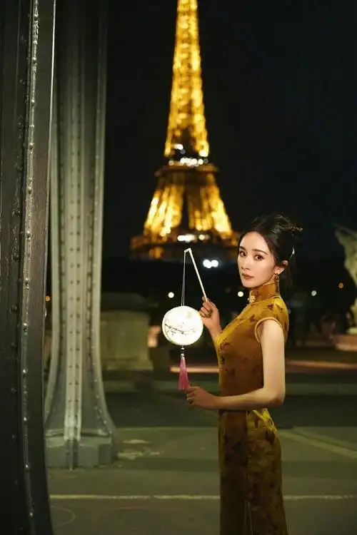 杨幂中秋节在法国时装周展现国风,旗袍造型获赞古韵美人