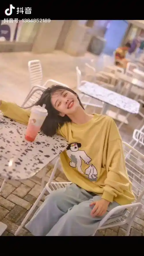 快乐小少年喝奶茶04拍照姿势分享照片拍照姿势宝藏女孩