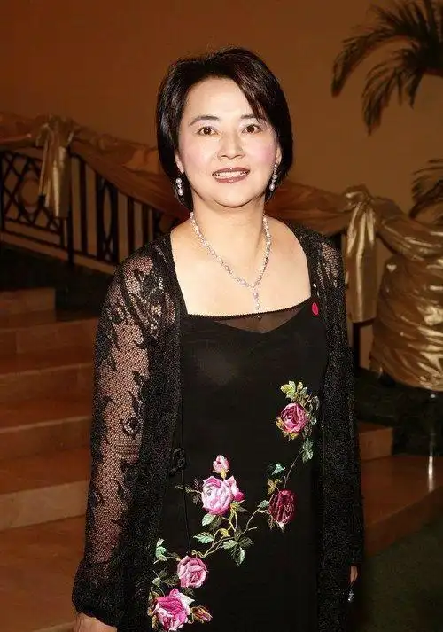 65岁胡慧中依旧端庄优雅曾为香港红极一时霸王花