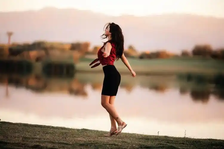 湖边舞蹈的女孩 5k美女摄影图片图片,4k高清美女图片,娟娟壁纸