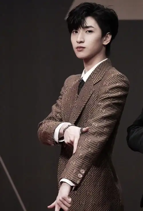 时代少年团超飒西装合集!将头发梳成大人模样,穿上一身帅气西装.