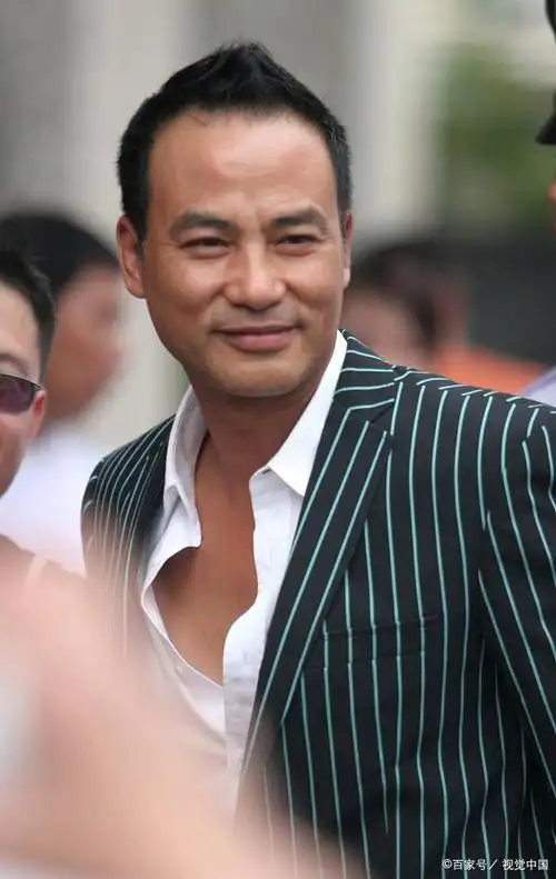 任达华,1955年出生,是一位著名的香港男演员.