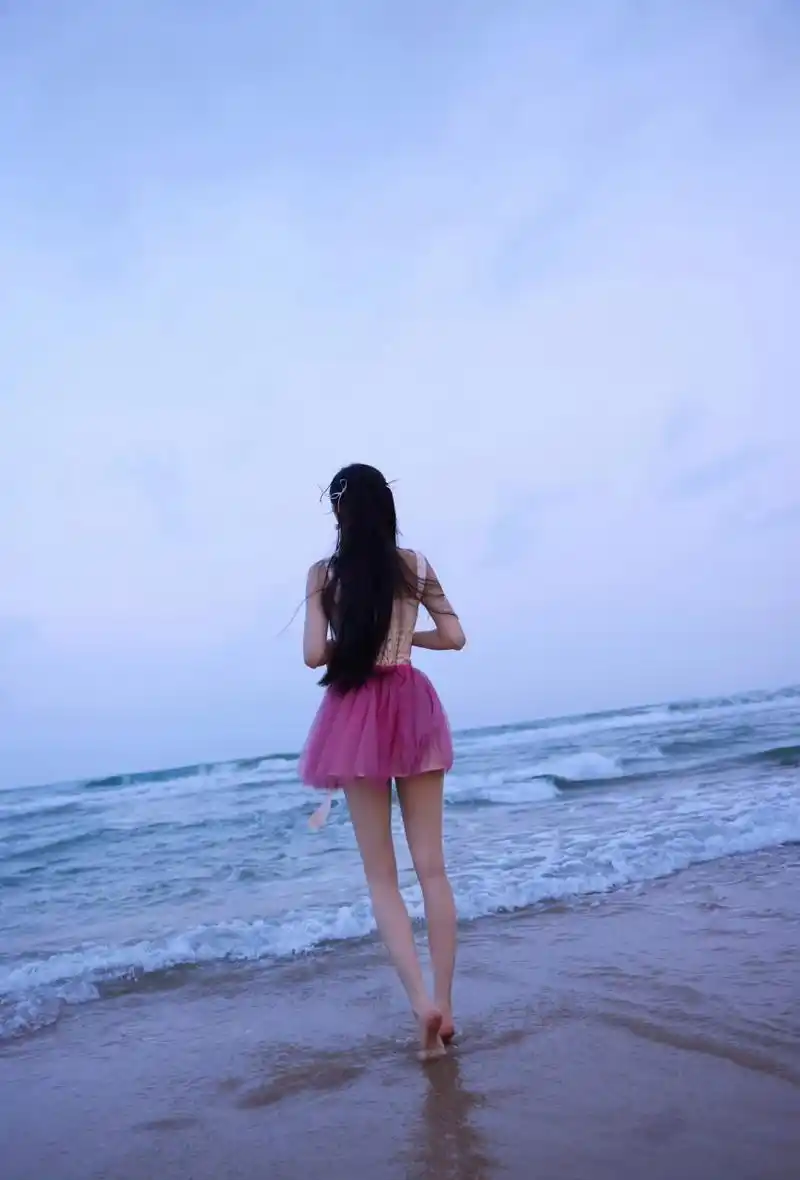 孔雪儿的身高有1米68,怪不得看着腿这么长,真是性感迷人.