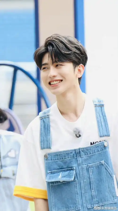 蔡徐坤的笑容好元气##蔡徐坤穿背带裤比耶好甜##奔跑吧