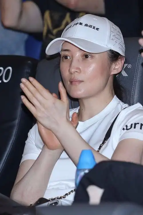 蒋勤勤素颜满脸油腻,体态臃肿,比梅婷的气质差远了!