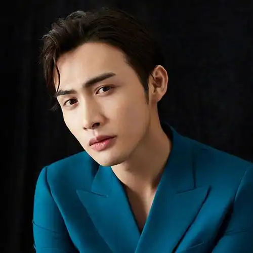 张彬彬西装帅气图片_微信头像男图片_扣扣居