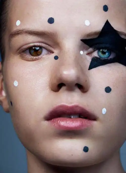 艺术家用几何重新审视女性的面部曲线by sharif hamza