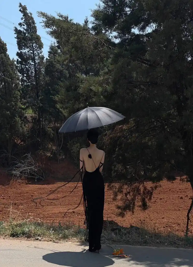 "她的背影"#神仙裙子 #高贵优雅 #生活美学 #高级感 # - 抖音