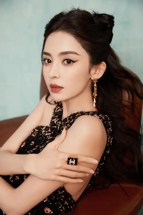 组图:古力娜扎着金色刺绣裙衬托雪白肌肤 眼神深邃气质迷人_高清图集