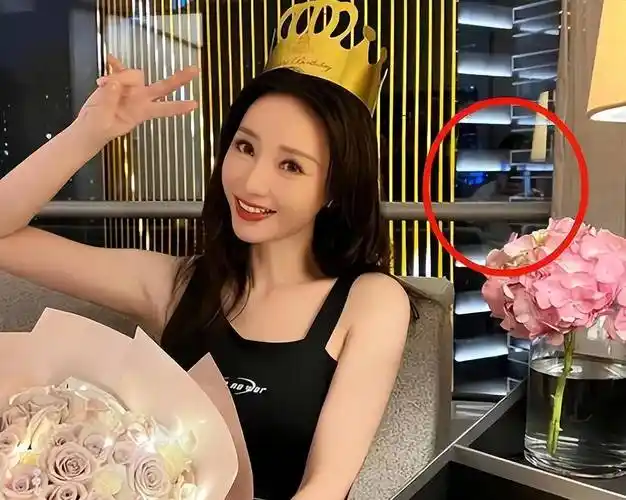 42岁柳岩恋情曝光!多次带男友回家感情好,男方肤色黝黑烟瘾大