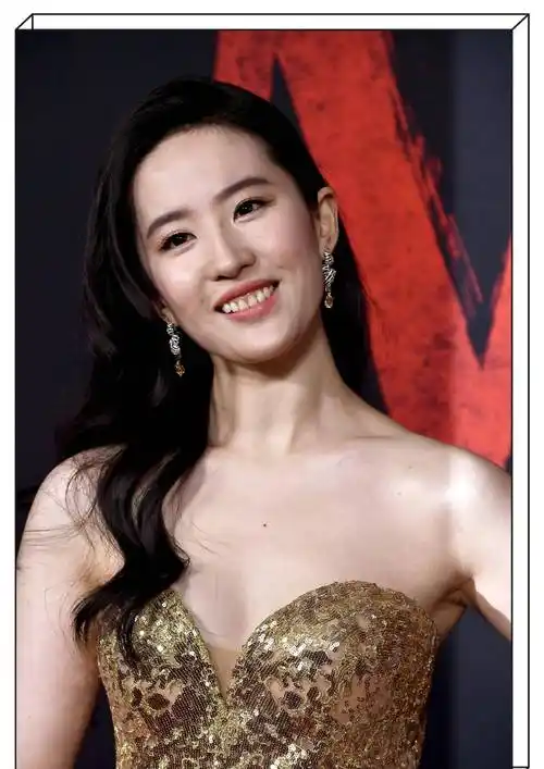 刘亦菲生图曝光,身穿金色抹身材凤凰裙尽显优雅气质,女王范儿十足_花