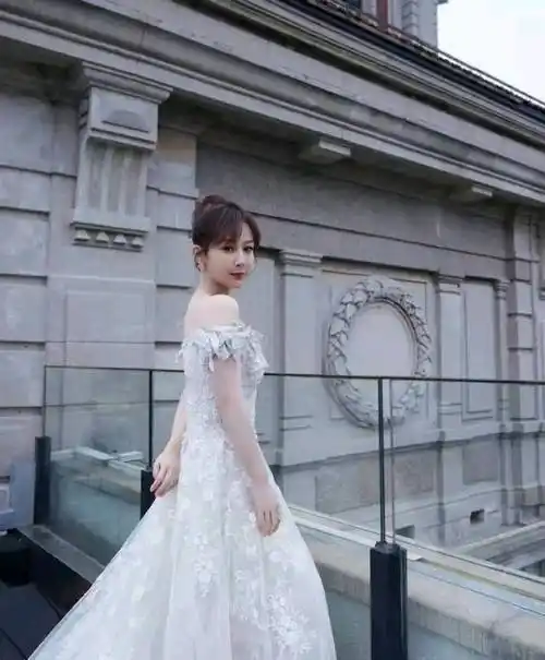 杨紫穿礼服配马丁靴,发文称马丁靴很实用哈!_娱乐_明星_庆典