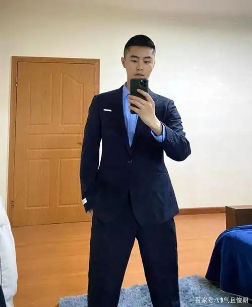 今天就给大家带来一枚寸头正装肌肉帅哥,小哥哥五官精致气质高雅很是