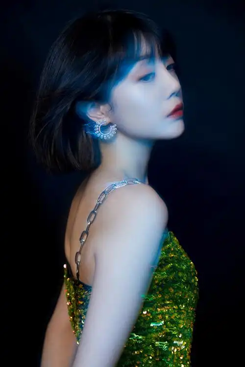 李溪芮裹胸礼服撩人性感写真图片