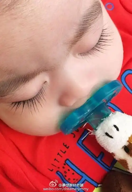 林志颖酷爱晒小儿子眼睛照片kyson眼睫毛逆天连林志颖都羡慕