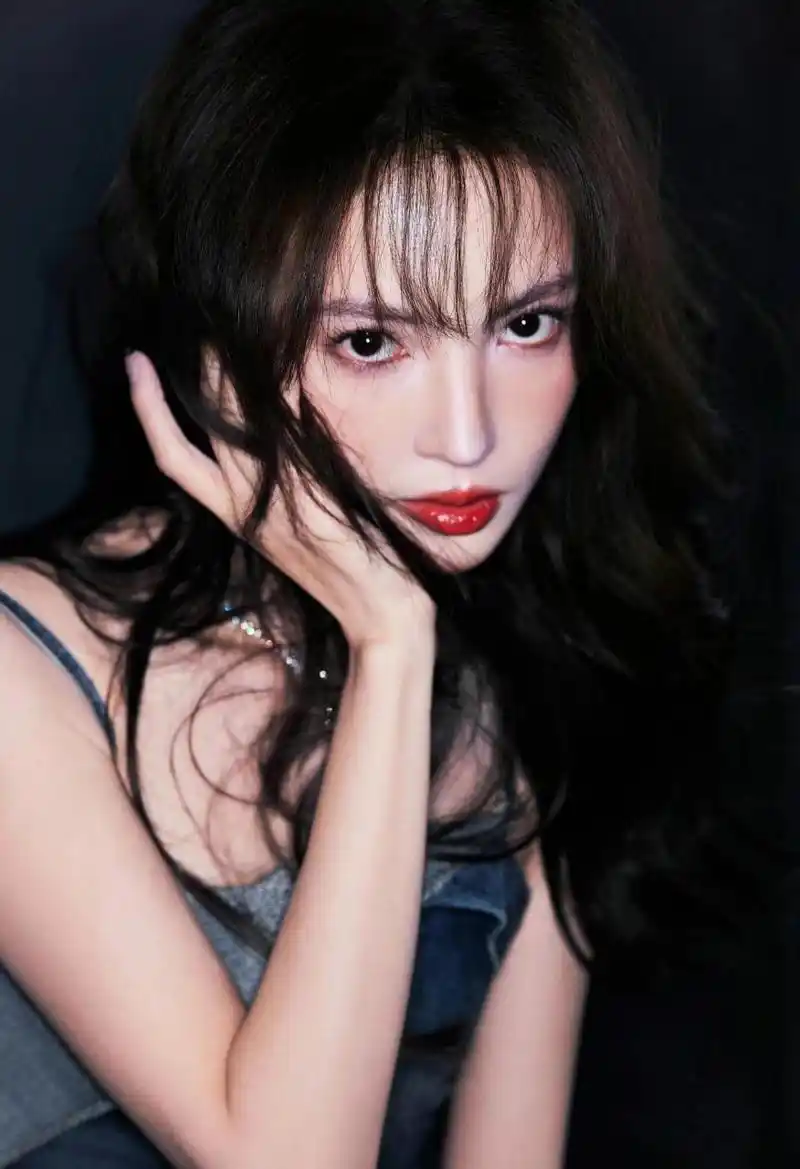 北舞校花金晨美起来真"要命"!牛仔裙嫩成美少女