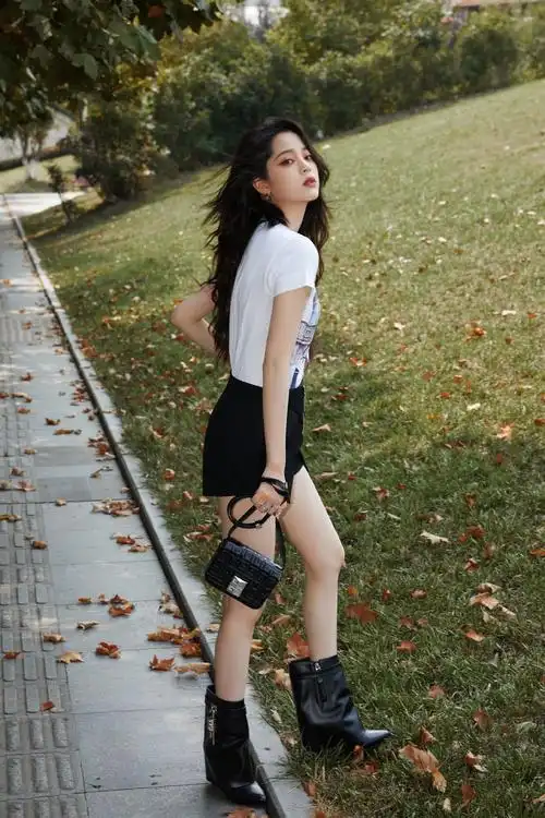 欧阳娜娜好会打扮,t恤配短裤就能穿出性感风,卷发浓妆好养眼