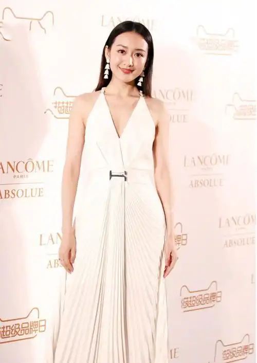 但是最近小半年都没有拍到了,而现在王鸥也不敢露全身照在平台,该娱记