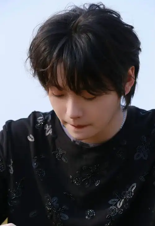 黑色高级感上衣,绝美侧颜惊艳时光__财经头条