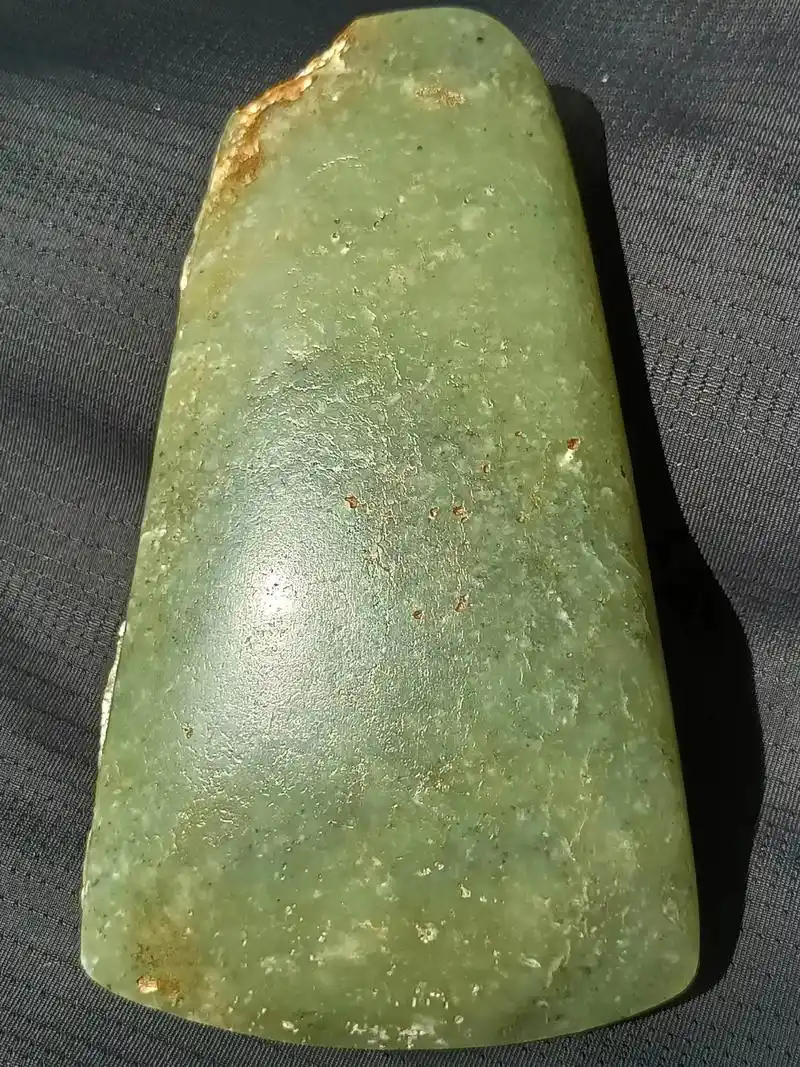 玉斧是红山文化典型玉器之一,是地位,身份,权力的像征