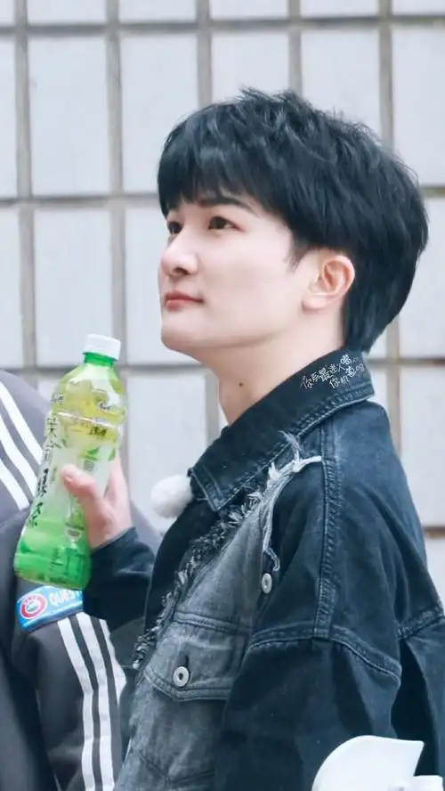 本宝宝也是有饮料喝的呢可爱到我直搓手想套麻袋00@卡布叻_周深