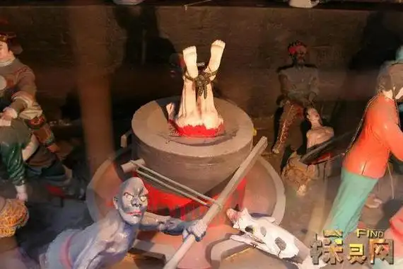 地狱中的鬼魂都是活着喜欢挑拨离间,油嘴滑舌,撒谎骗人的人,小鬼会